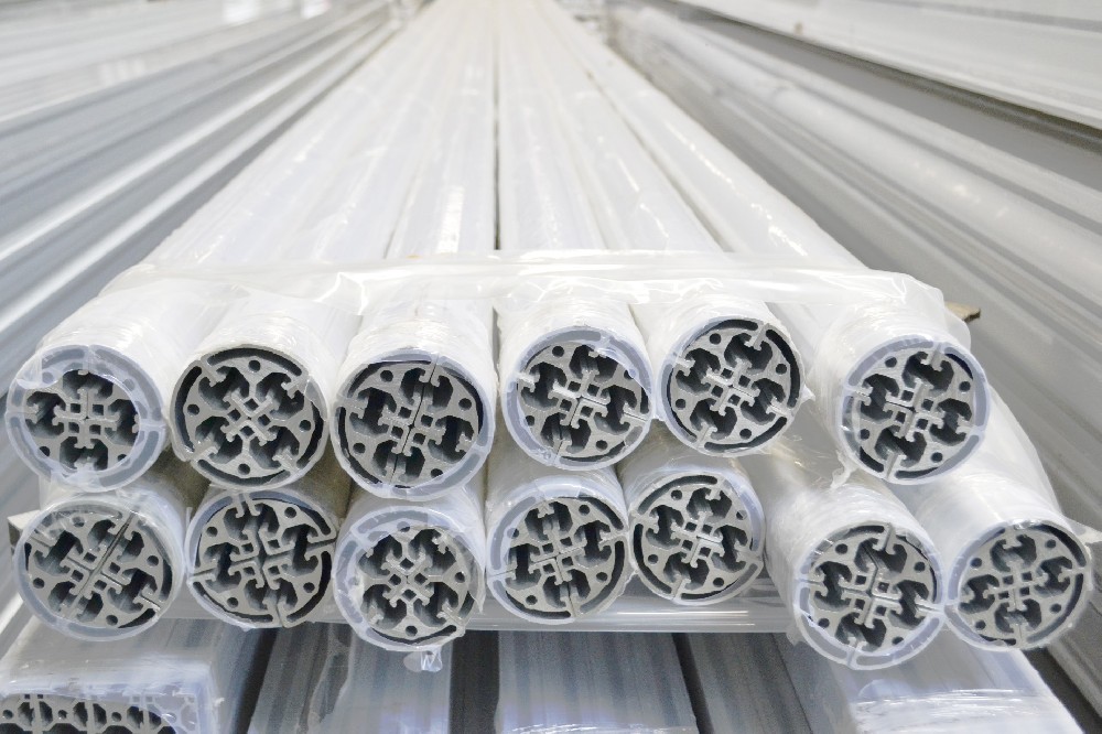 產(chǎn)生油痕、水??？鋁型材擠壓拉直過(guò)程中這幾個(gè)事項(xiàng)不能忽視！